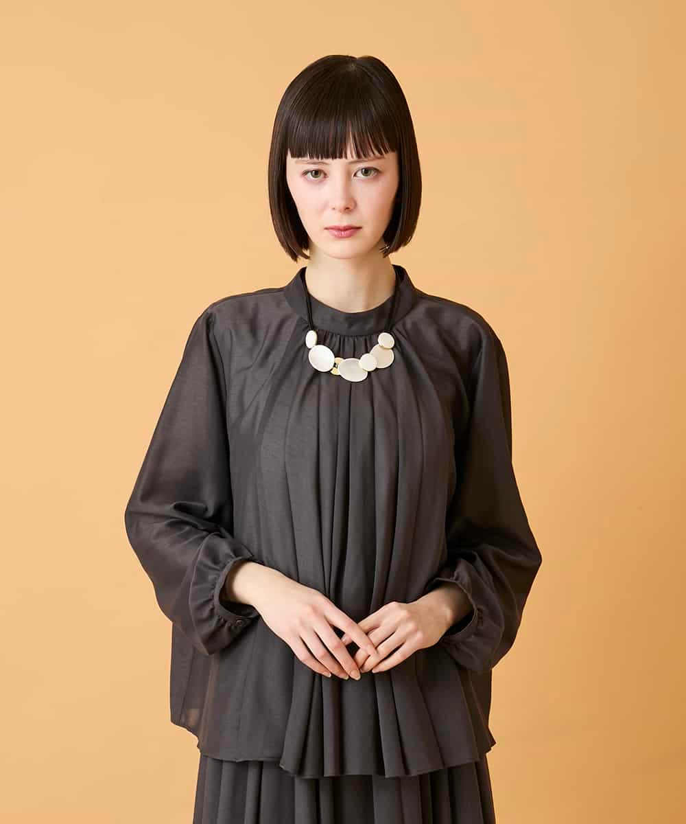 R6BED50260 HIROKO BIS(小さいサイズ)(メゾン ドゥ サンク) 【小さいサイズ】スタンドカラーかまぼこプリーツブラウス ダークグレー