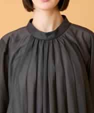 R6BED50260 HIROKO BIS(小さいサイズ)(メゾン ドゥ サンク) 【小さいサイズ】スタンドカラーかまぼこプリーツブラウス ダークグレー
