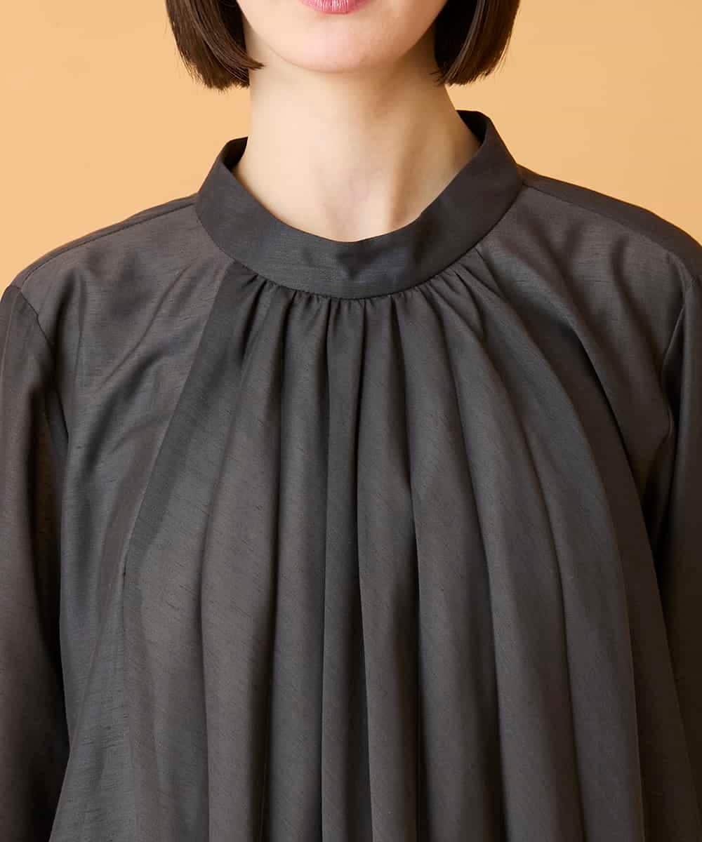 R6BED50260 HIROKO BIS(小さいサイズ)(メゾン ドゥ サンク) 【小さいサイズ】スタンドカラーかまぼこプリーツブラウス ダークグレー