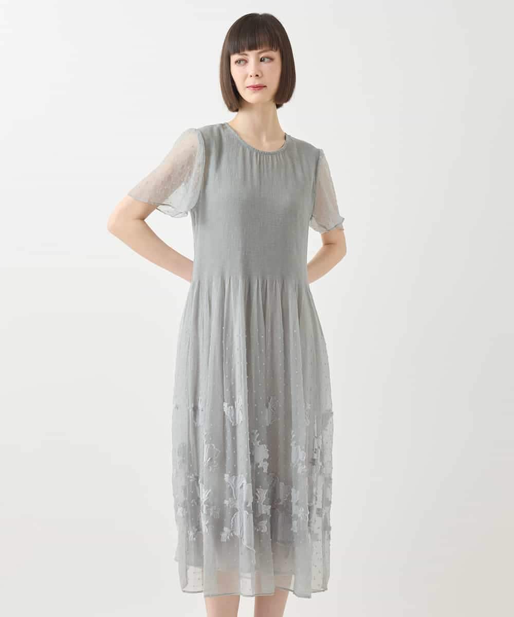 R6EGA32530 HIROKO BIS(小さいサイズ)(メゾン ドゥ サンク) 【小さいサイズ】ドットフラワーシャーリング切り替えワンピース ライトグレー