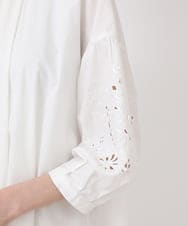 R6EHV21330 HIROKO BIS(小さいサイズ)(メゾン ドゥ サンク) 【小さいサイズ】刺繍スリーブデザインシャツワンピース ホワイト