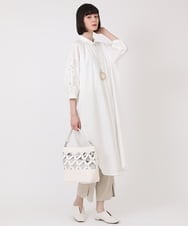 R6EHV21330 HIROKO BIS(小さいサイズ)(メゾン ドゥ サンク) 【小さいサイズ】刺繍スリーブデザインシャツワンピース ホワイト