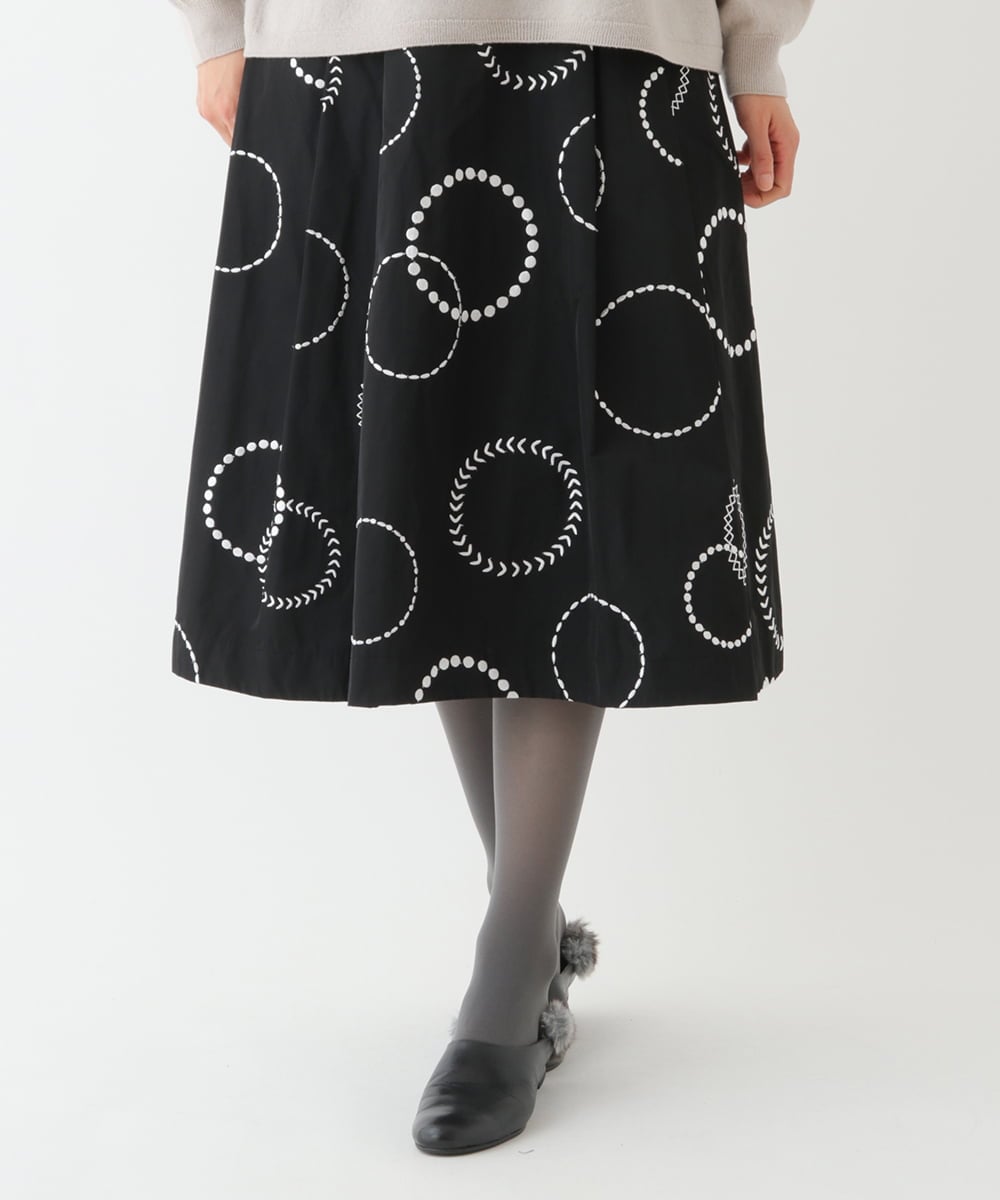 R6HAU26330 HIROKO BIS(小さいサイズ)(メゾン ドゥ サンク) 【小さいサイズ/洗える】サークル刺繍フレアスカート ブラック