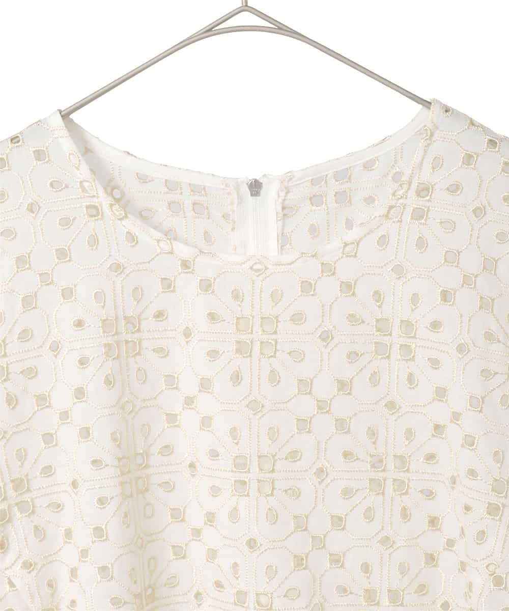 RLBFD33290 HIROKO BIS GRANDE(ヒロコ ビス グランデ) 【大きいサイズ】アイレット刺繍タックヘムブラウス アイボリー