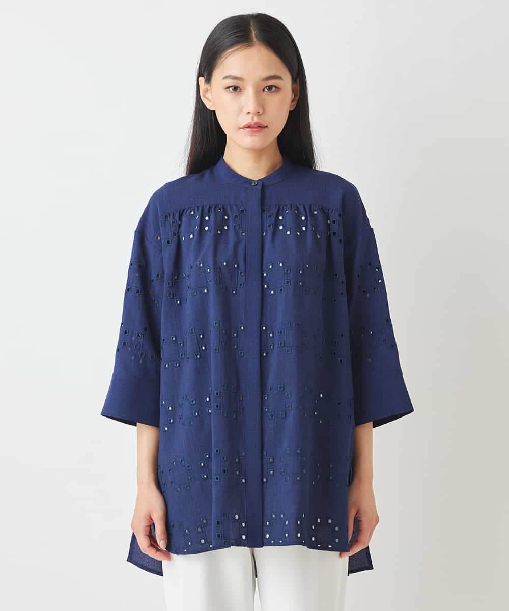 RLBGW05290 HIROKO BIS GRANDE(ヒロコ ビス グランデ) 【大きいサイズ】アイレット刺繍デザインチュニックシャツ /洗える ネイビー