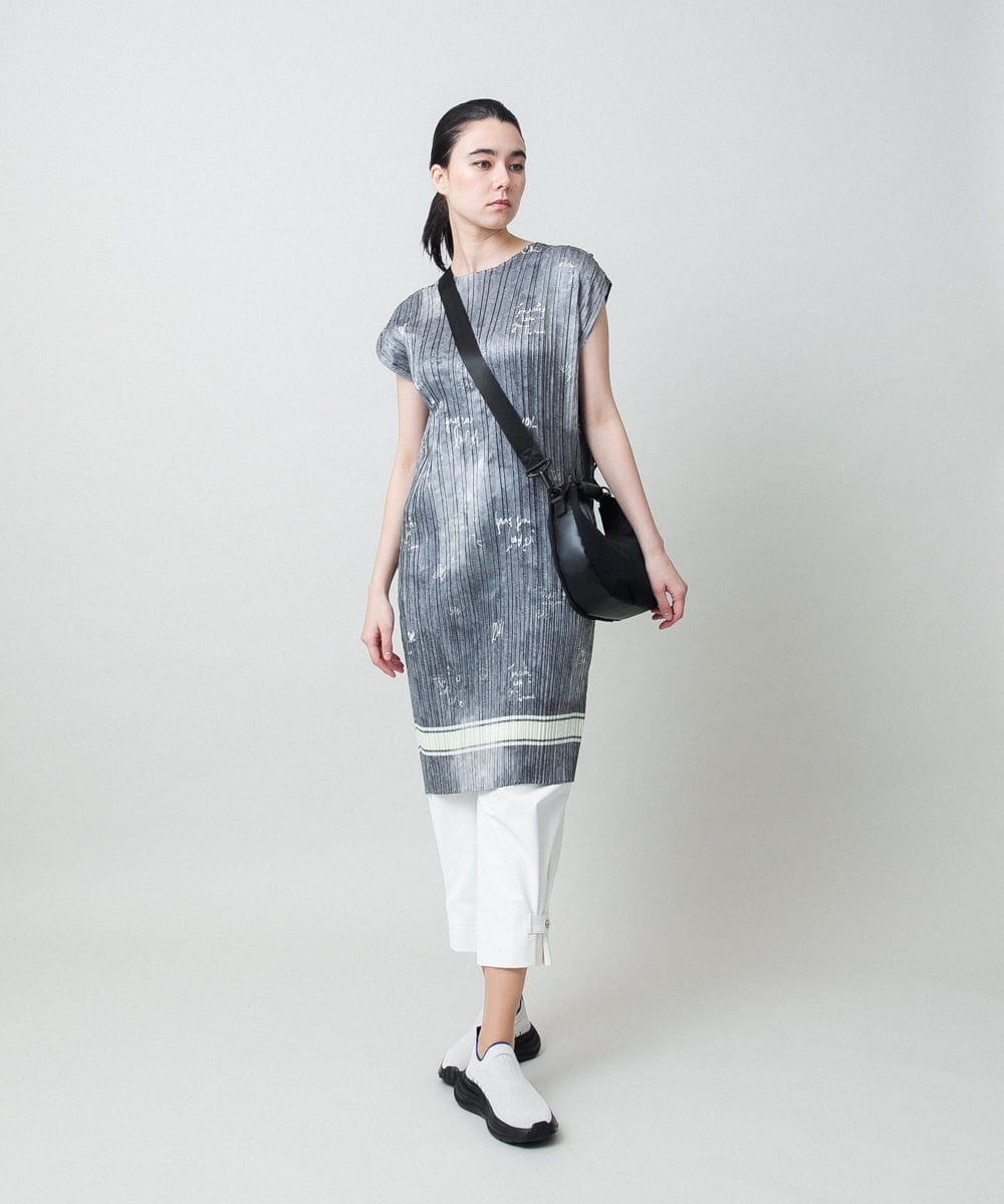 RSEGD03590 TRUNK HIROKO KOSHINO(ヒロココシノ) デニム風ロゴプリントプリーツワンピース/洗える ブラック