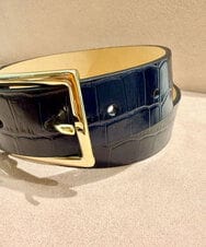 VY4AD03330 TARA JARMON(タラ ジャーモン) クロコエンボスレザーベルト ネイビー
