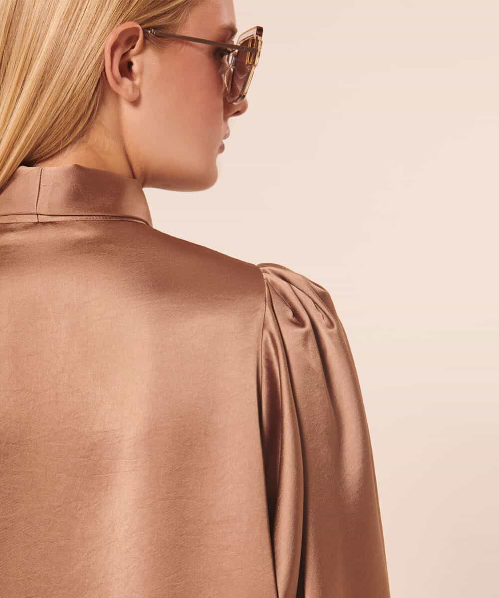 VZBAX08340 TARA JARMON(タラ ジャーモン) 【メディア着用】Fluid satin blouse ライトブラウン