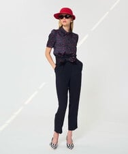 VZBGD07340 TARA JARMON(タラ ジャーモン) イレギュラークローバープリントブラウス ネイビーブルー