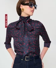 VZBGD08360 TARA JARMON(タラ ジャーモン) イレギュラークローバープリントブラウス ネイビーブルー