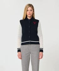 VZFGD08590 TARA JARMON(タラ ジャーモン) コットンクルーニットスタジャン ミッドナイトブルー