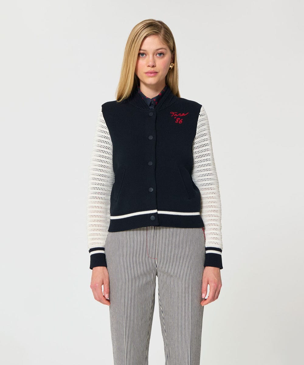 VZFGD08590 TARA JARMON(タラ ジャーモン) コットンクルーニットスタジャン ミッドナイトブルー