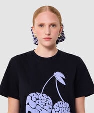 VZKGA09210 TARA JARMON(タラ ジャーモン) TARA CHERRY ジャージーTシャツ ミッドナイトブルー