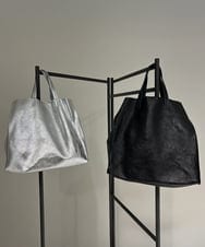 ZM5AE03180 al'aise modulation(アレーズモジュレーション) 【マルチウェイ/ポーチ付き】メタリックレザースクエアトートバッグ ブラック