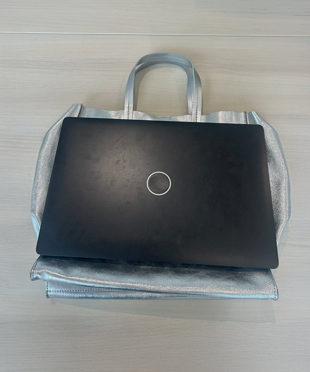 ZM5AE03180 al'aise modulation(アレーズモジュレーション) 【マルチウェイ/ポーチ付き】メタリックレザースクエアトートバッグ シルバー