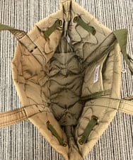 ZM5AE07090 al'aise modulation(アレーズモジュレーション) ウェーブキルティングベルトトートバッグ カーキ