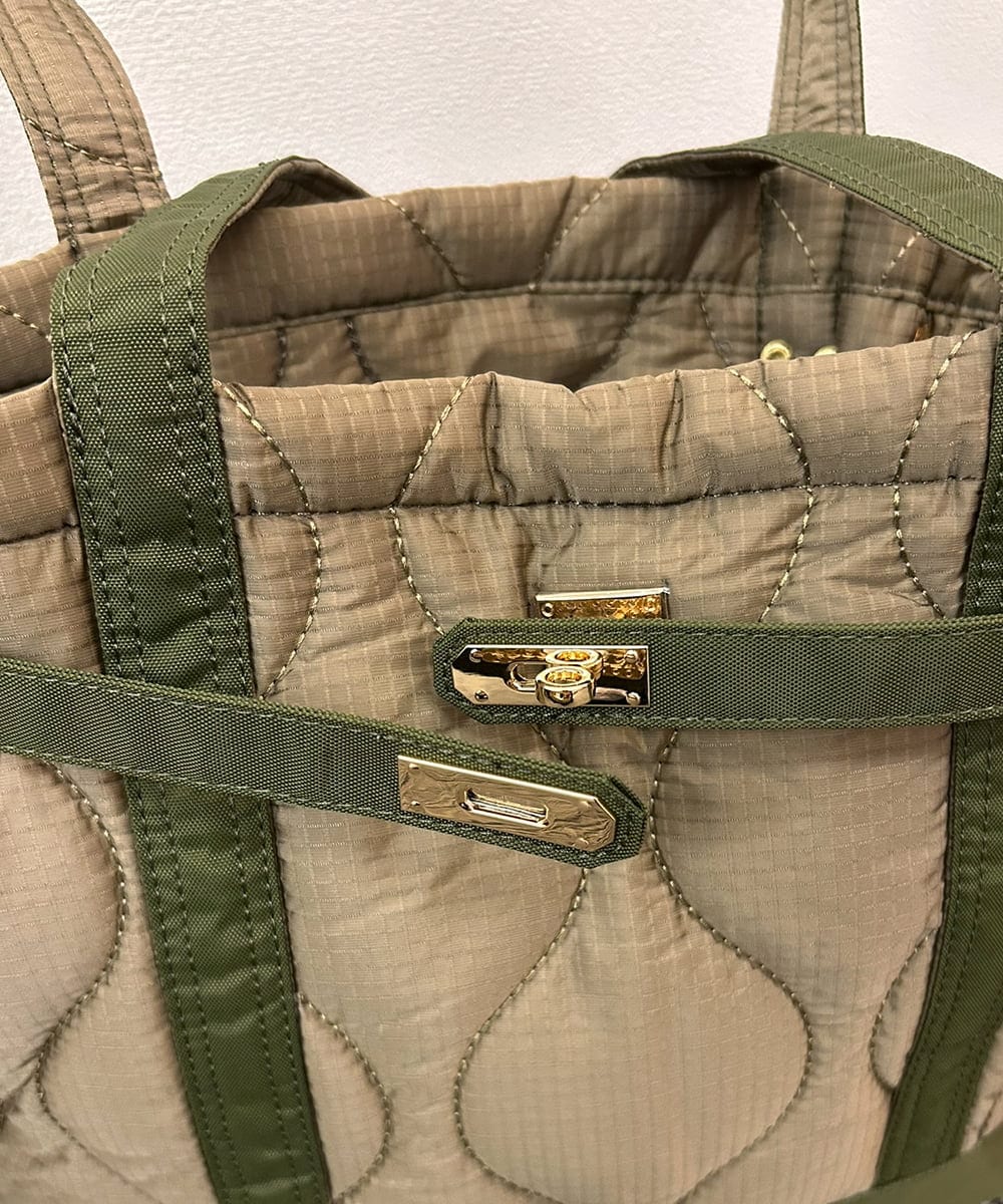 ZM5AE07090 al'aise modulation(アレーズモジュレーション) ウェーブキルティングベルトトートバッグ カーキ