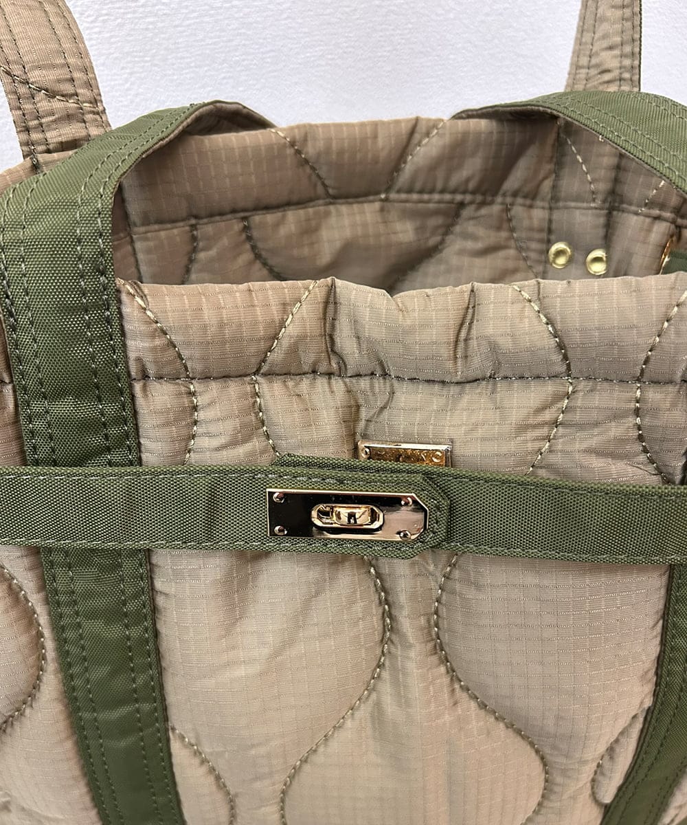 ZM5AE07090 al'aise modulation(アレーズモジュレーション) ウェーブキルティングベルトトートバッグ カーキ