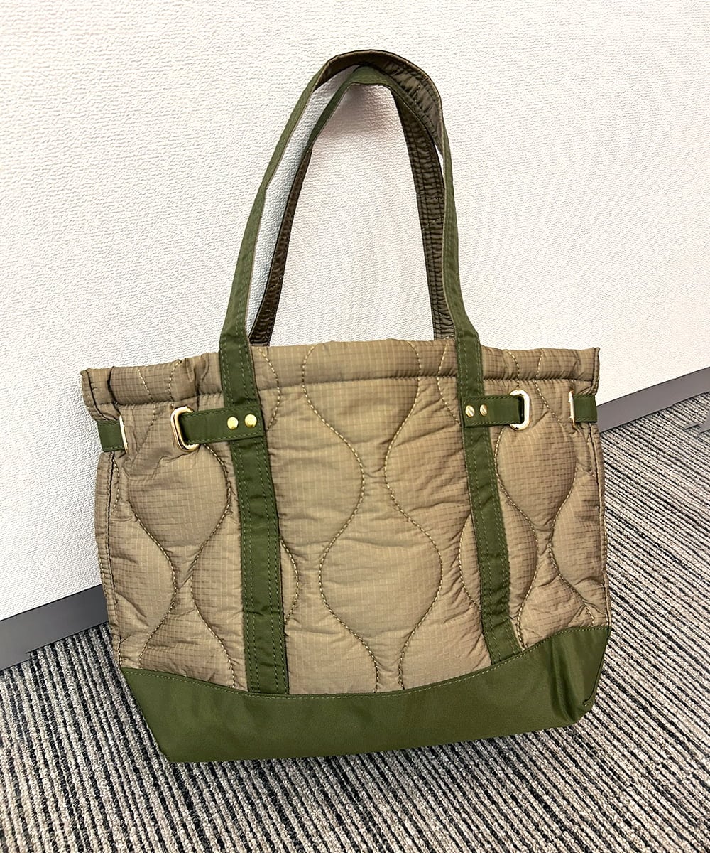 ZM5AE07090 al'aise modulation(アレーズモジュレーション) ウェーブキルティングベルトトートバッグ カーキ