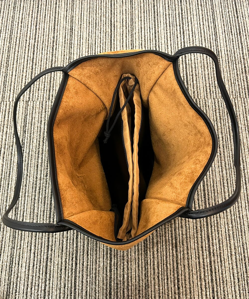 ZM5AE10098 al'aise modulation(アレーズモジュレーション) スエード風パイピングトートバッグ ブラウン