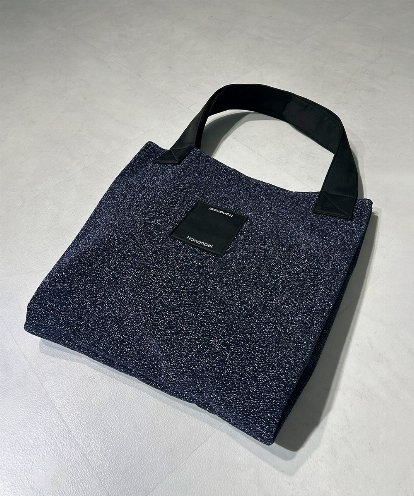 ZM5AE15050 al'aise modulation メタリックフラットスクエアトート