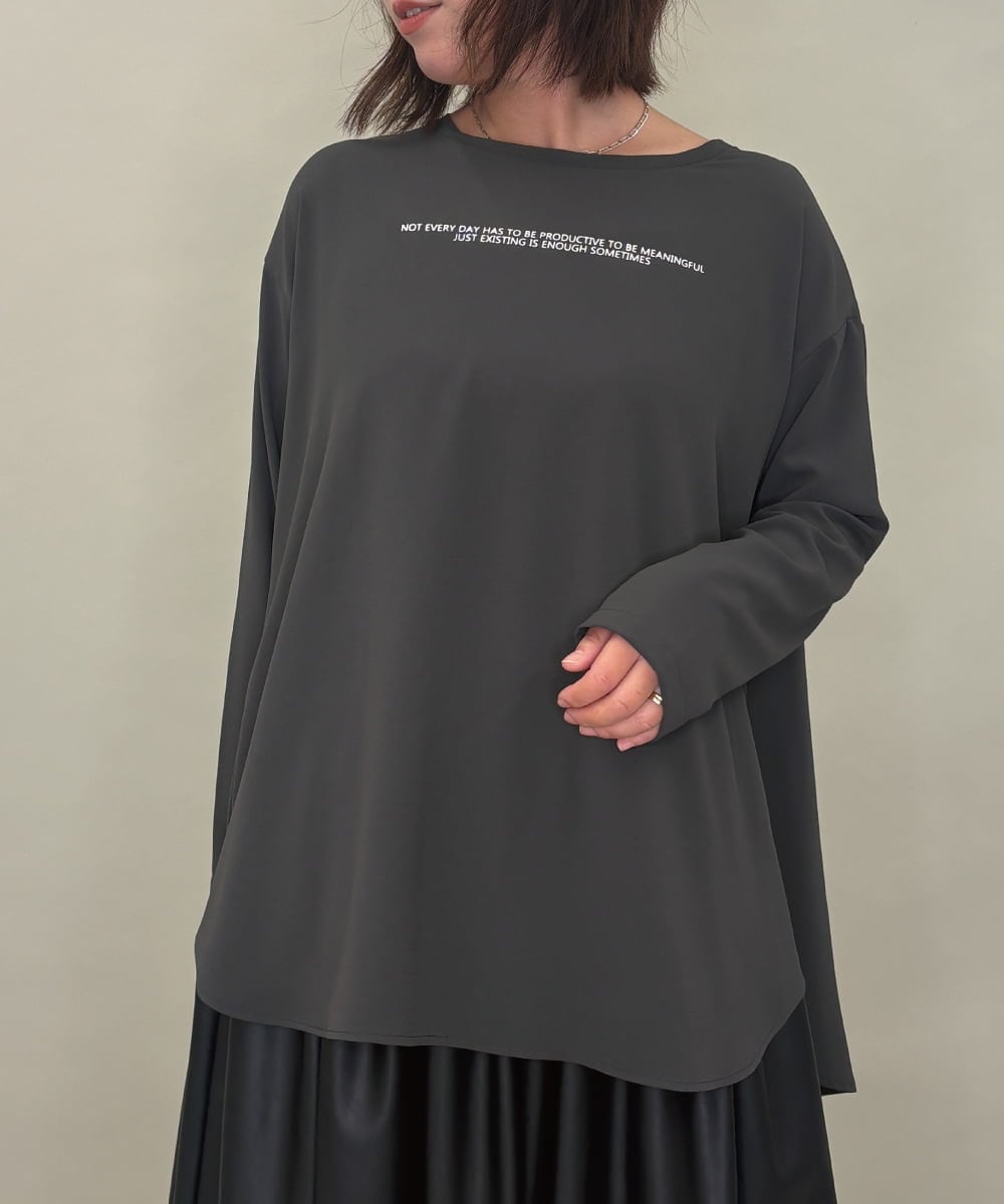 ZMBAE28120 al'aise modulation(アレーズモジュレーション) メッセージロゴTブラウス ダークグレー