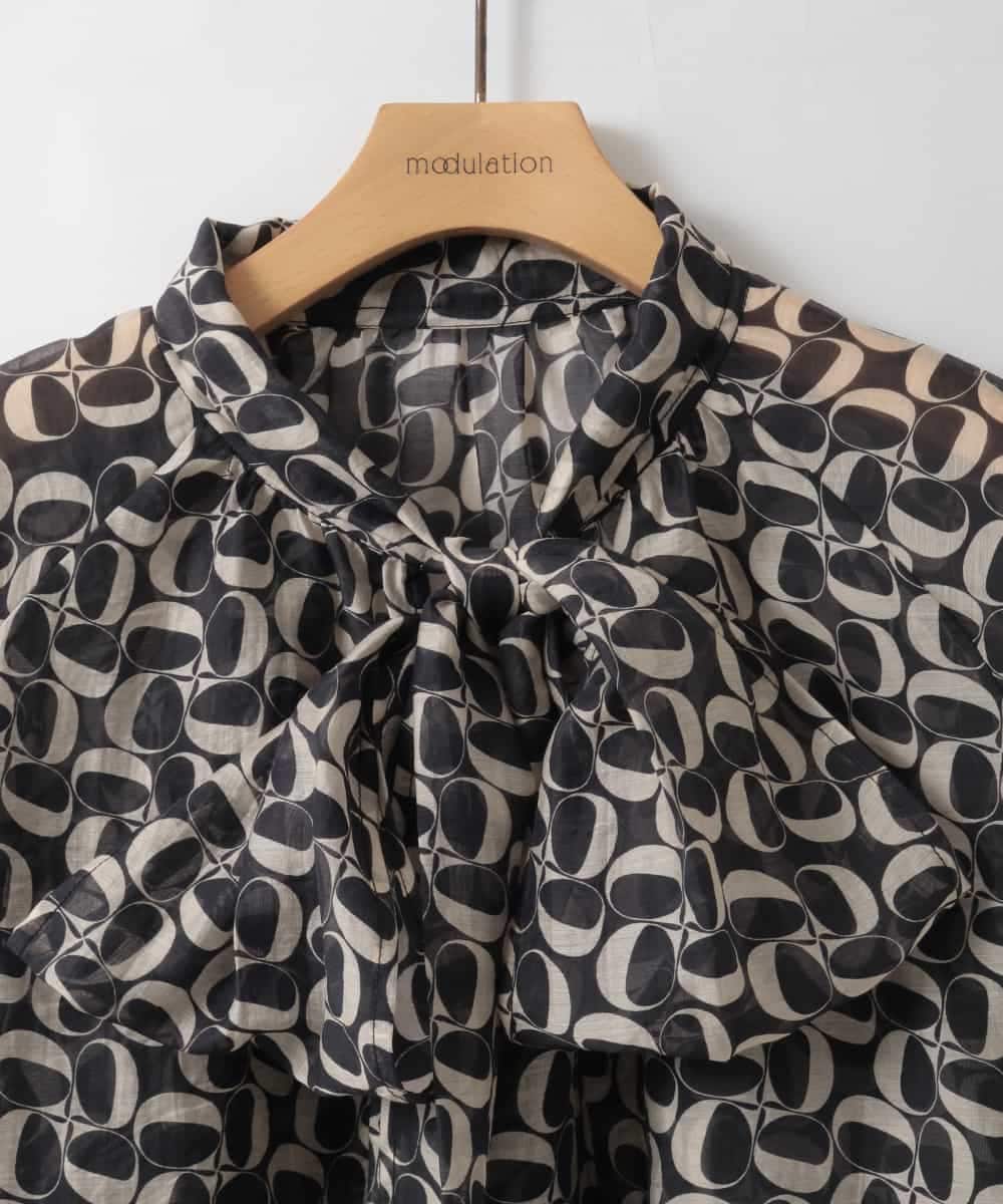 ZMBGE02098 al'aise modulation(アレーズモジュレーション) 【2WAY】ジオメトリックプリントボウタイブラウス ブラック