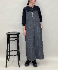 ZMEAE30190 al'aise modulation(アレーズモジュレーション) ピンストライプIラインジャンパースカート ダークグレー