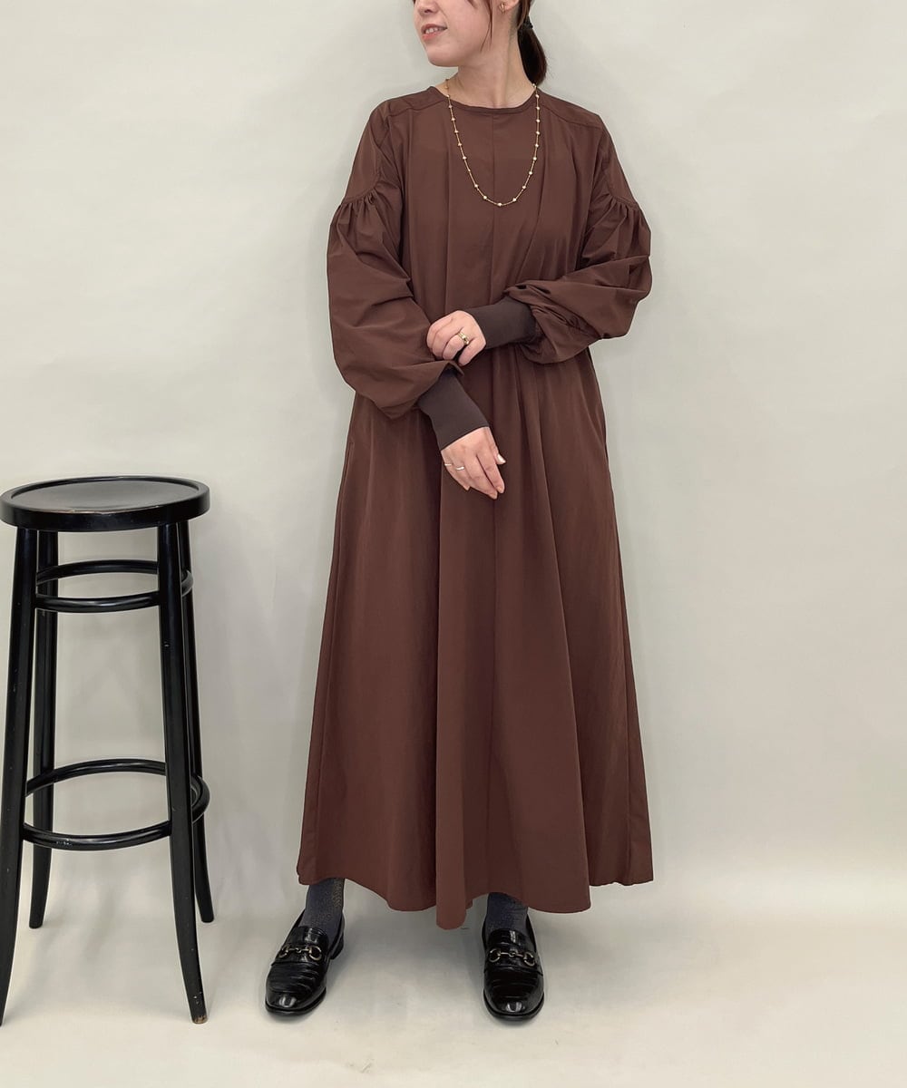 ZMEAE35180 al'aise modulation(アレーズモジュレーション) ギャザースリーブワンピース ブラウン