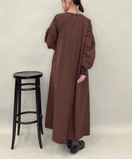 ZMEAE35180 al'aise modulation(アレーズモジュレーション) ギャザースリーブワンピース ブラウン