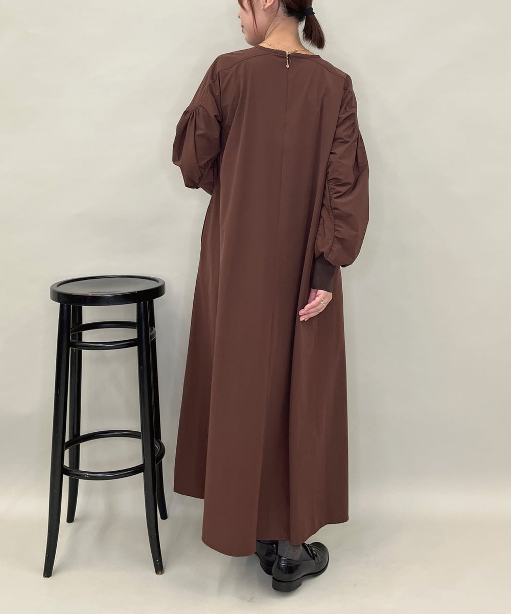 ZMEAE35180 al'aise modulation(アレーズモジュレーション) ギャザースリーブワンピース ブラウン