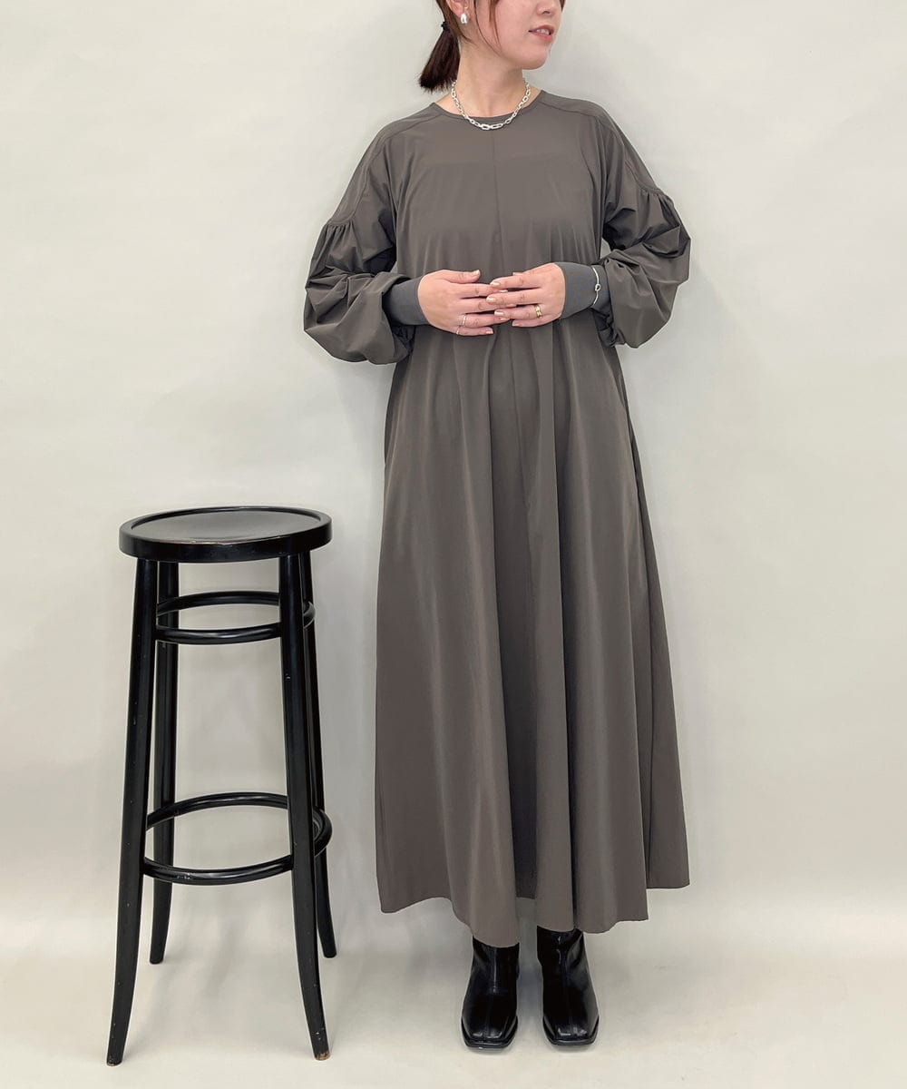ZMEAE35180 al'aise modulation(アレーズモジュレーション) ギャザースリーブワンピース ダークグレー