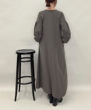 ZMEAE35180 al'aise modulation(アレーズモジュレーション) ギャザースリーブワンピース ダークグレー