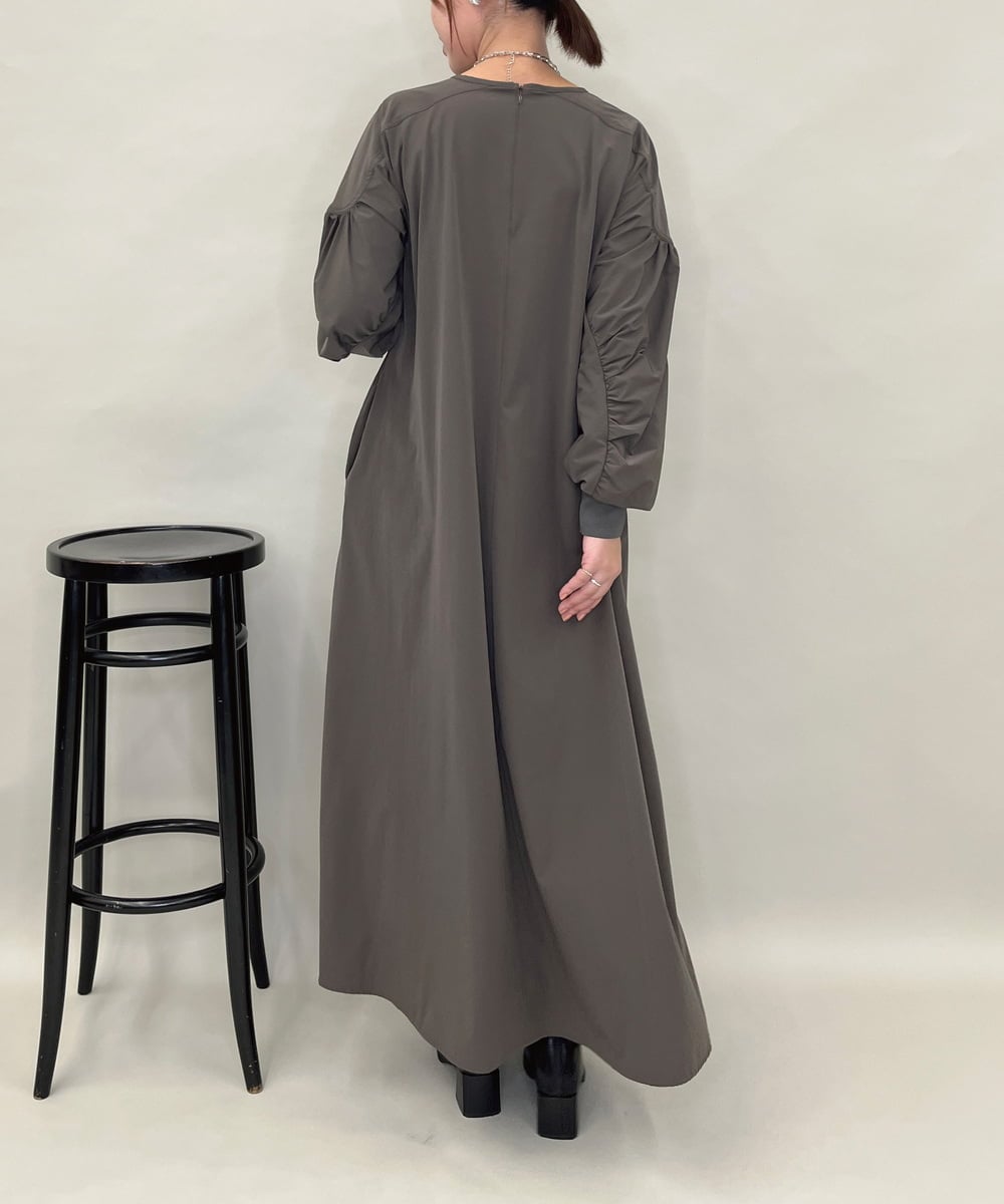 ZMEAE35180 al'aise modulation(アレーズモジュレーション) ギャザースリーブワンピース ダークグレー