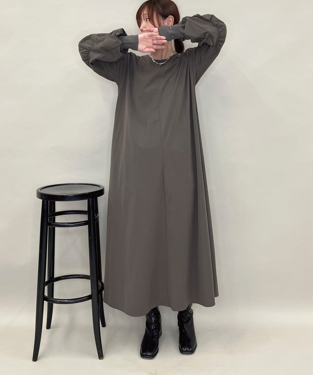 ZMEAE35180 al'aise modulation(アレーズモジュレーション) ギャザースリーブワンピース ダークグレー