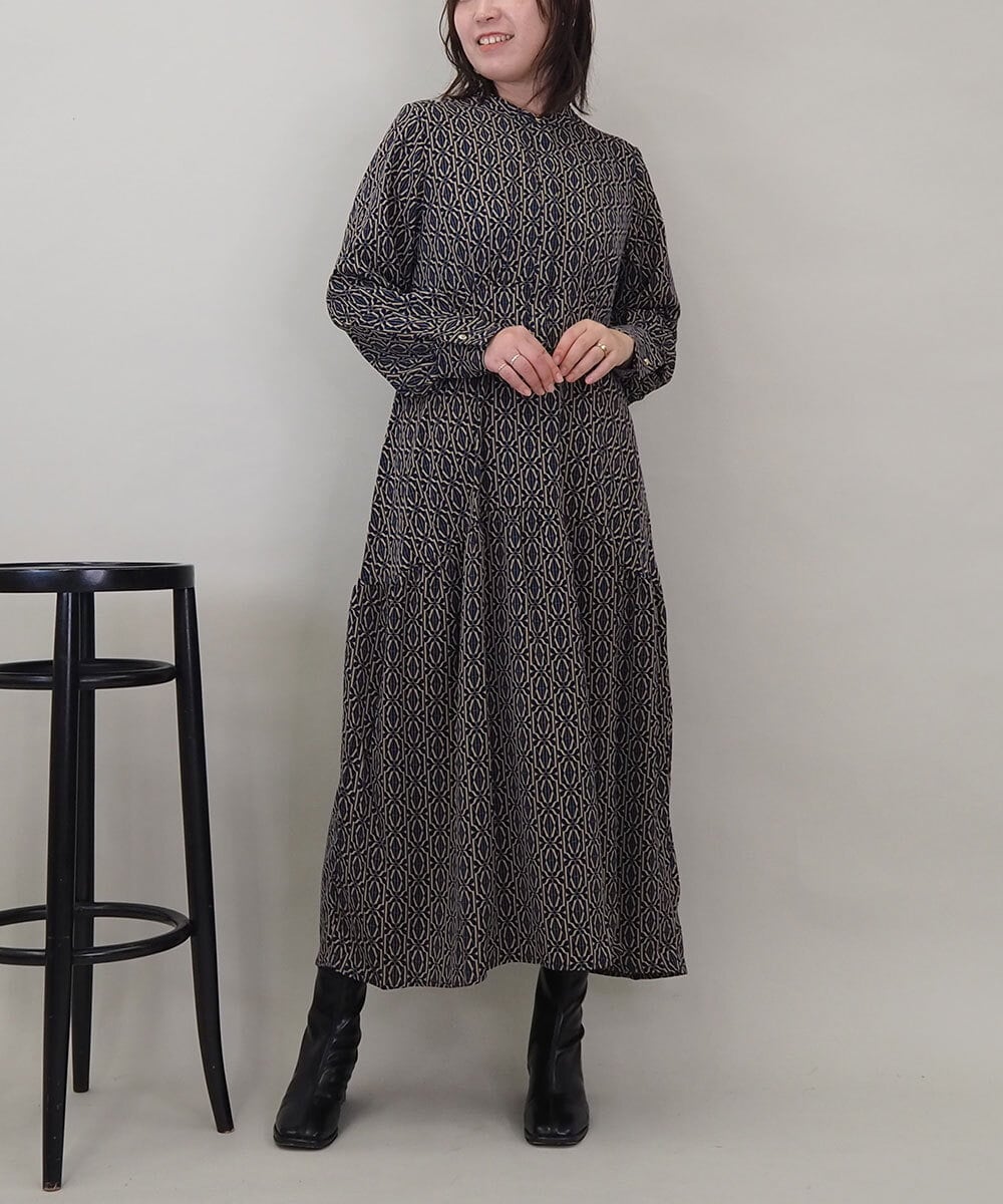 ZMEEE06135 al'aise modulation(アレーズモジュレーション) モノグラムプリントワンピース ネイビー