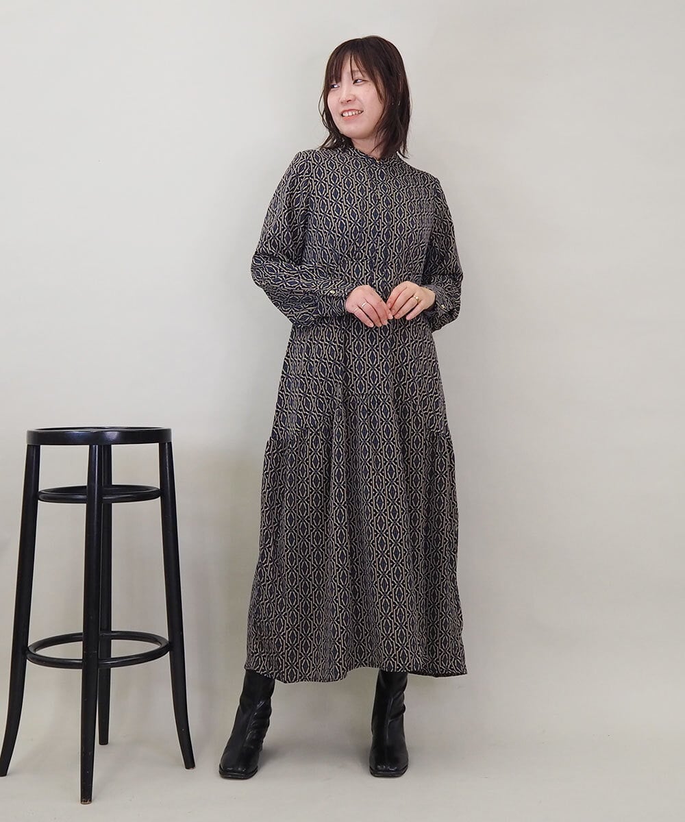 ZMEEE06135 al'aise modulation(アレーズモジュレーション) モノグラムプリントワンピース ネイビー