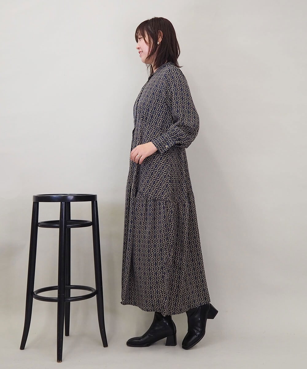 ZMEEE06135 al'aise modulation(アレーズモジュレーション) モノグラムプリントワンピース ネイビー