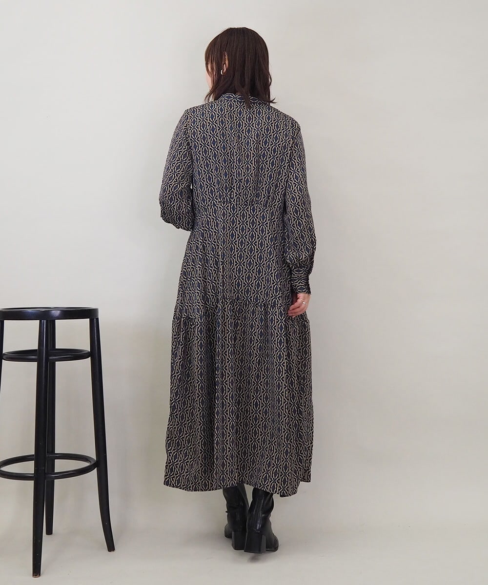 ZMEEE06135 al'aise modulation(アレーズモジュレーション) モノグラムプリントワンピース ネイビー