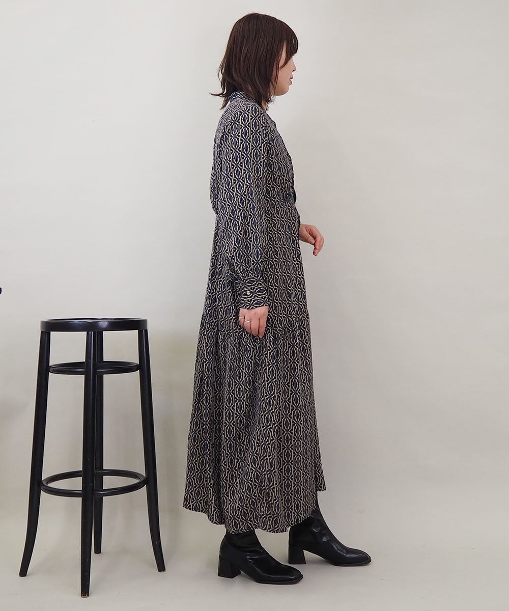 ZMEEE06135 al'aise modulation(アレーズモジュレーション) モノグラムプリントワンピース ネイビー