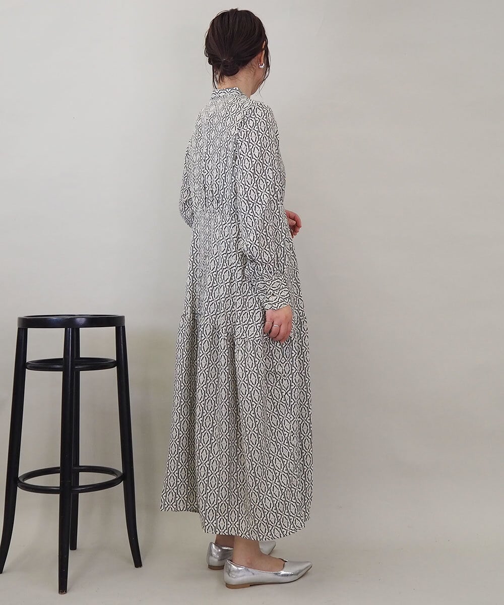 ZMEEE06135 al'aise modulation(アレーズモジュレーション) モノグラムプリントワンピース アイボリー