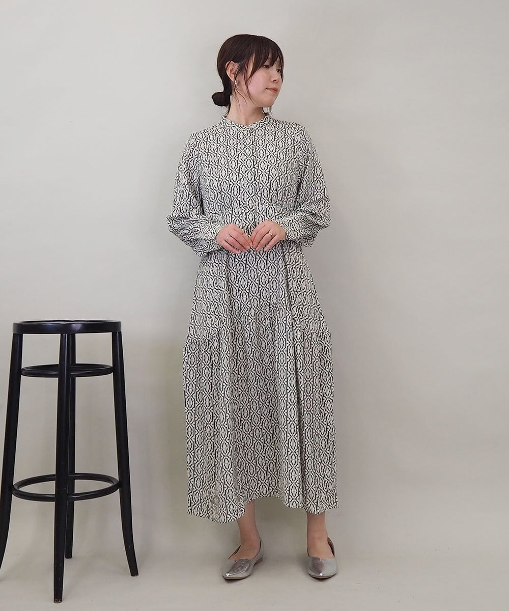 ZMEEE06135 al'aise modulation(アレーズモジュレーション) モノグラムプリントワンピース アイボリー