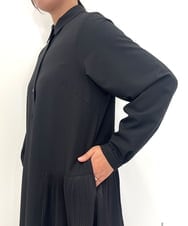 ZMEEE60189 al'aise modulation(アレーズモジュレーション) サイドプリーツロングシャツワンピース ブラック