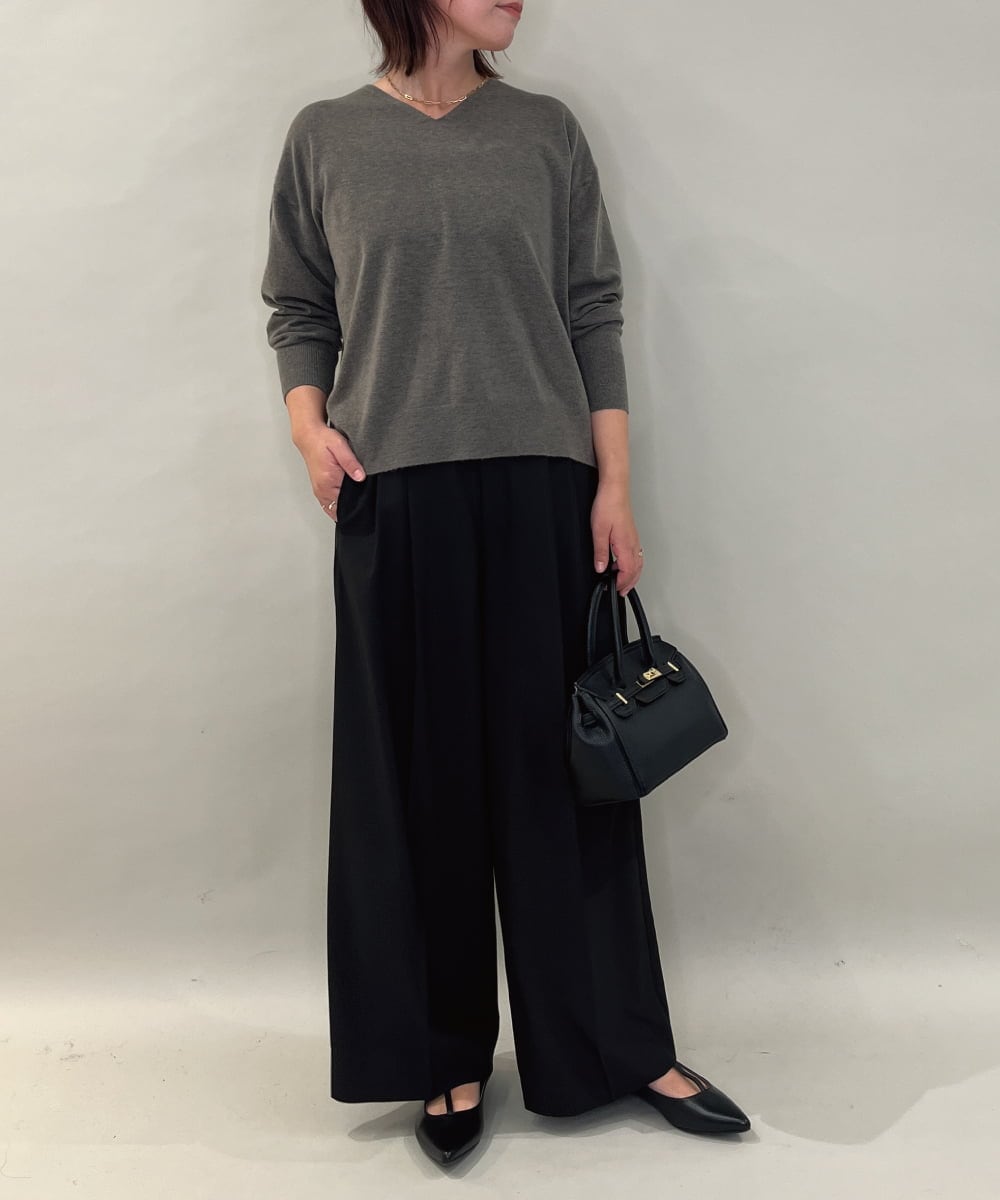 ZMFAE33079 al'aise modulation(アレーズモジュレーション) 【洗える】ミニマルVネックニットプルオーバー ベージュ