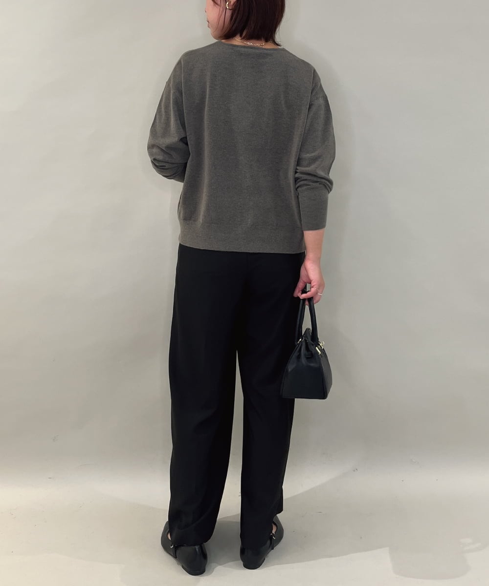 ZMFAE33079 al'aise modulation(アレーズモジュレーション) 【洗える】ミニマルVネックニットプルオーバー ベージュ