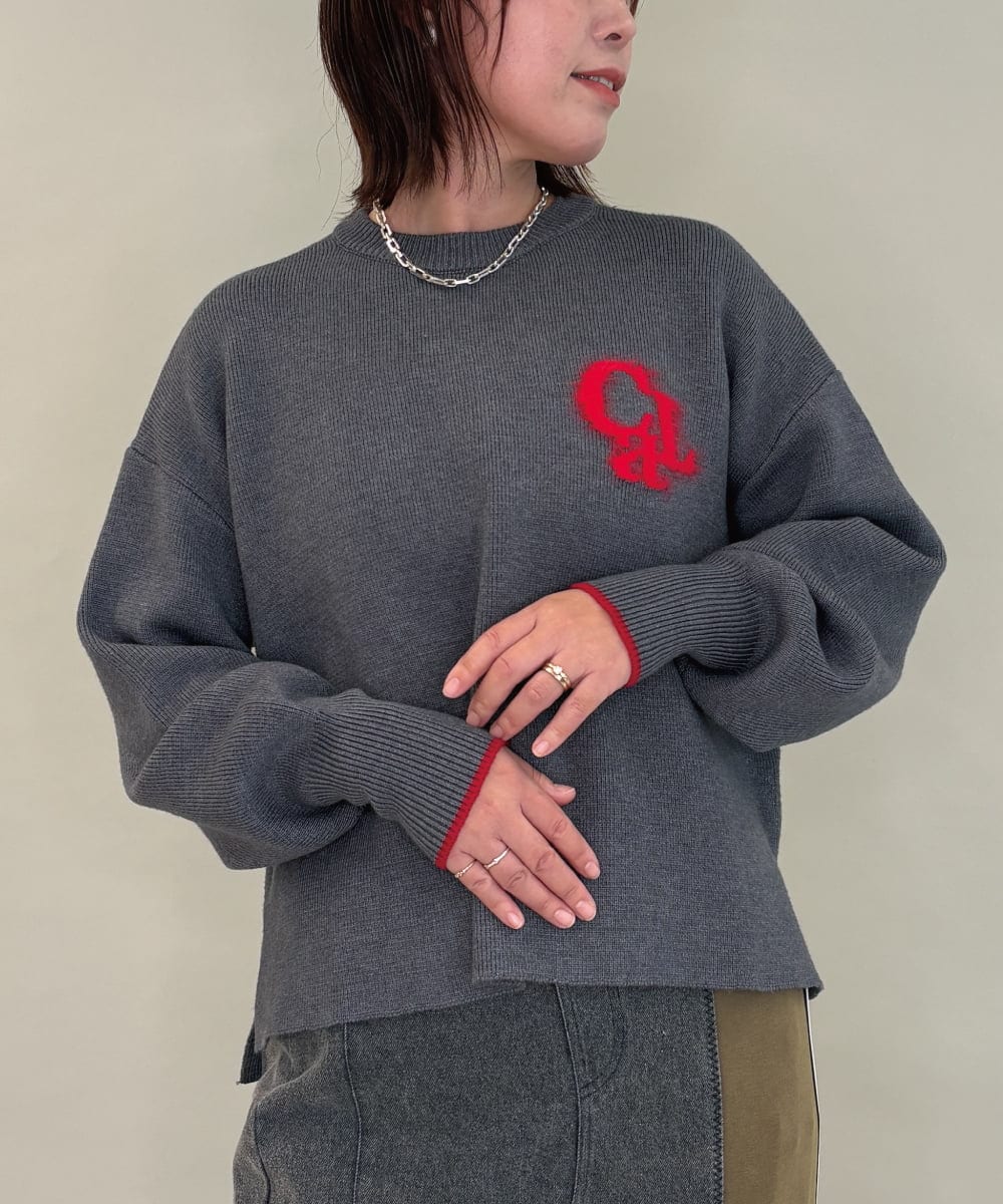 ZMFAE55099 al'aise modulation(アレーズモジュレーション) ロゴアクセントデザインニットプルオーバー ダークグレー