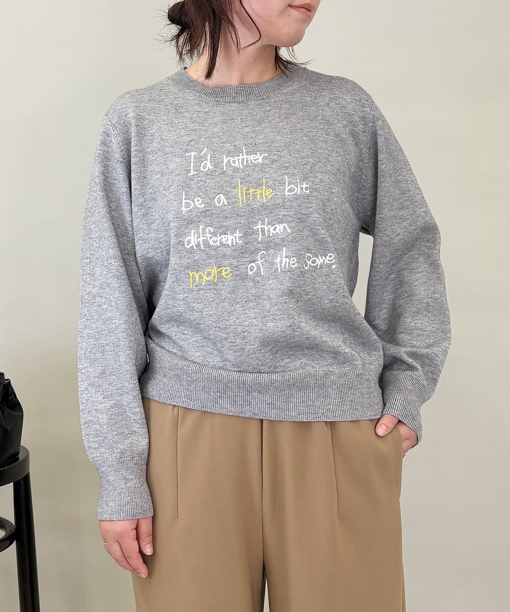 ZMFCE12120 al'aise modulation(アレーズモジュレーション) 【洗える】手書き風メッセージ刺繍ニット ライトグレー