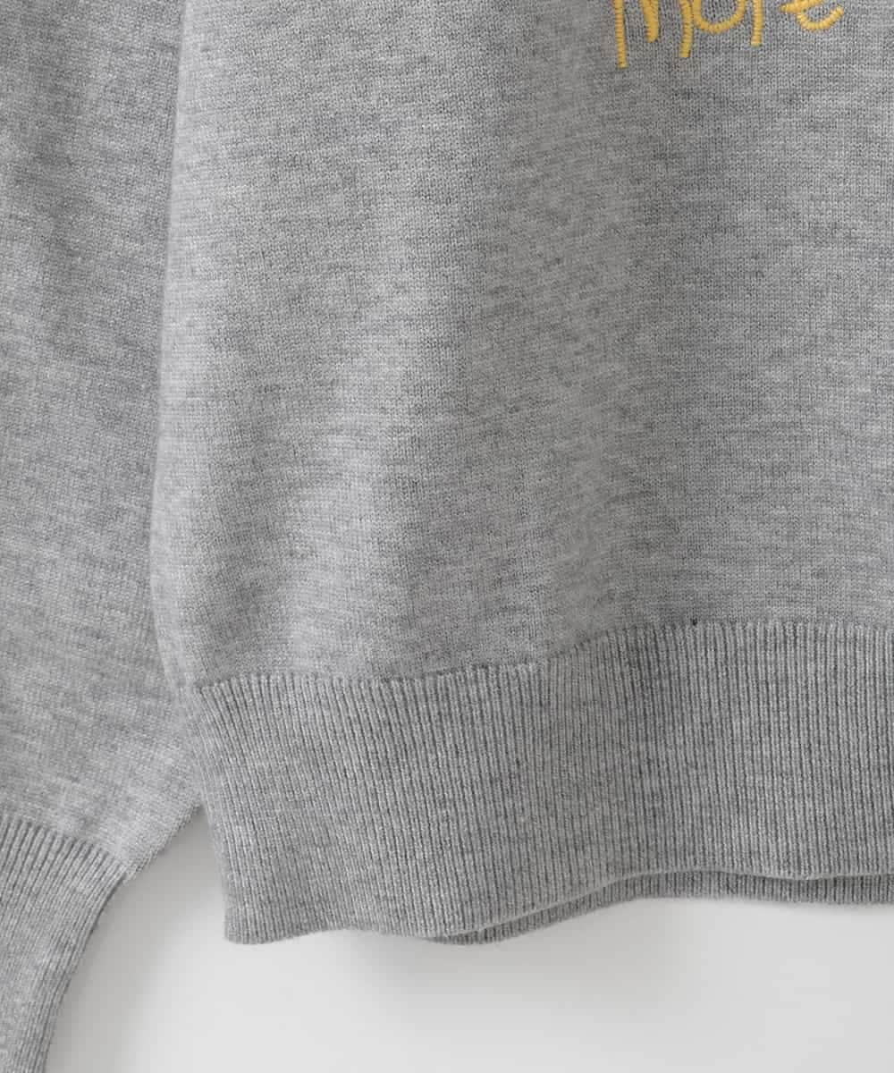 ZMFCE12120 al'aise modulation(アレーズモジュレーション) 【洗える】手書き風メッセージ刺繍ニット ライトグレー
