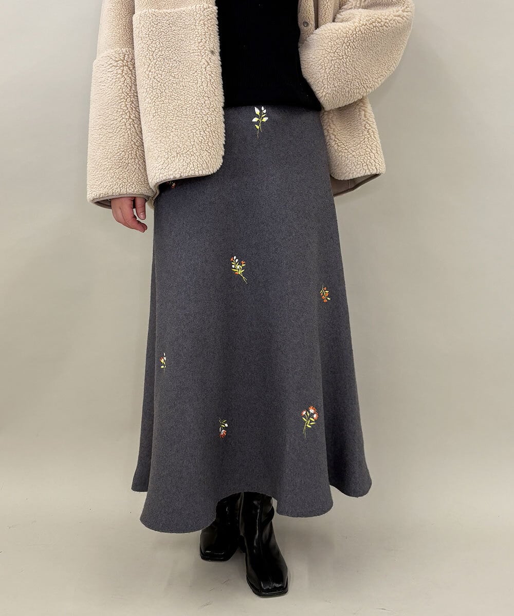 ZMHCE01136 al'aise modulation(アレーズモジュレーション) 【セットアップ対応・洗える】フラワー刺繍フレアニットスカート グレー