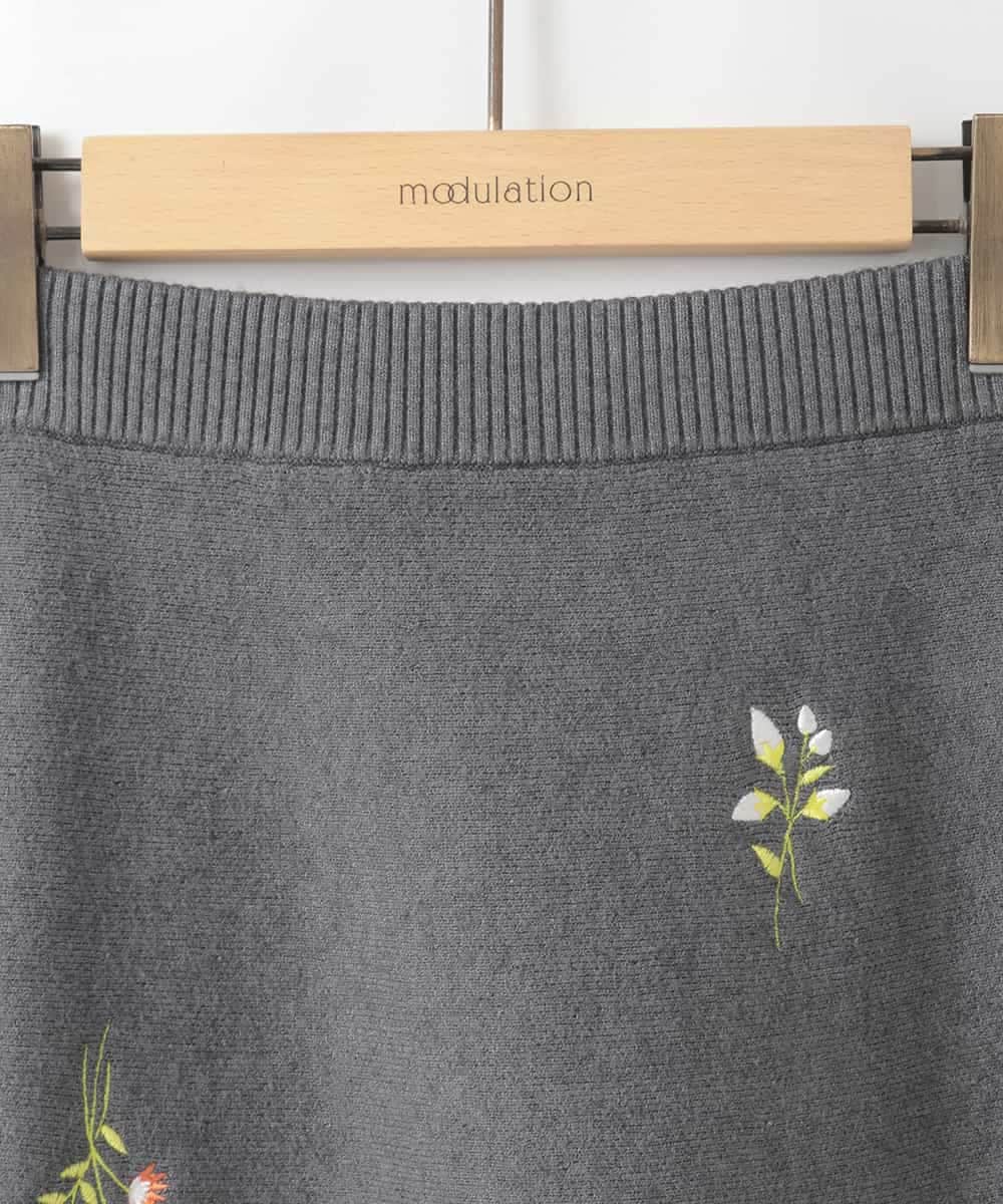 ZMHCE01136 al'aise modulation(アレーズモジュレーション) 【洗える】フラワー刺繍フレアニットスカート グレー